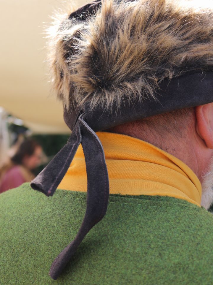 Bonnet en cuir suédé et fourrure 5