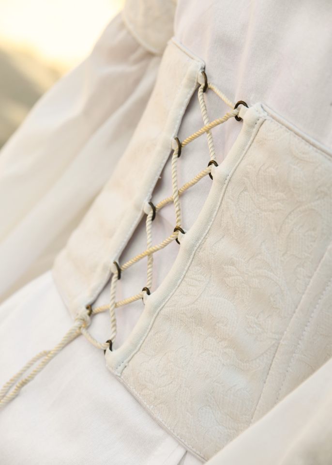 Robe médiévale de mariée avec corsage damassé 5