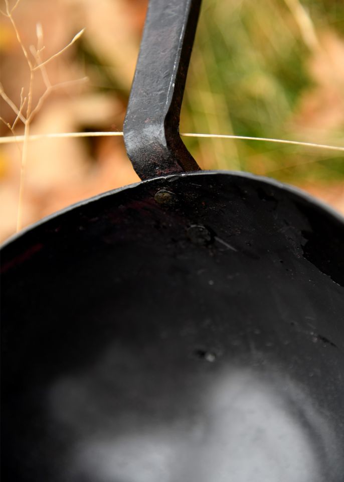 Poêle à frire tripode forgée à la main 5