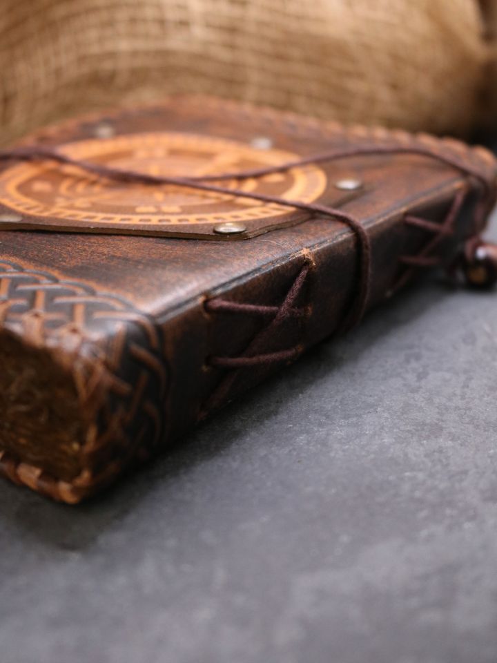 Livre en cuir ancien motif boussole 6