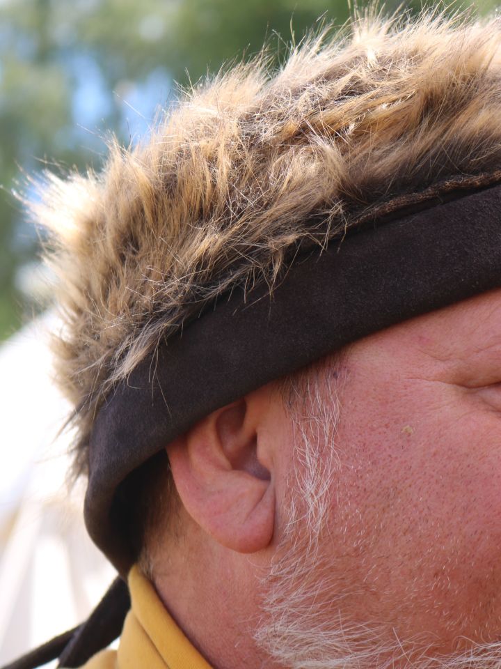 Bonnet en cuir suédé et fourrure 6