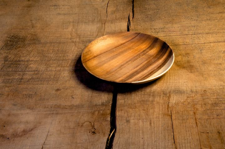 Lot de quatre assiettes plates en bois d'acacia 5