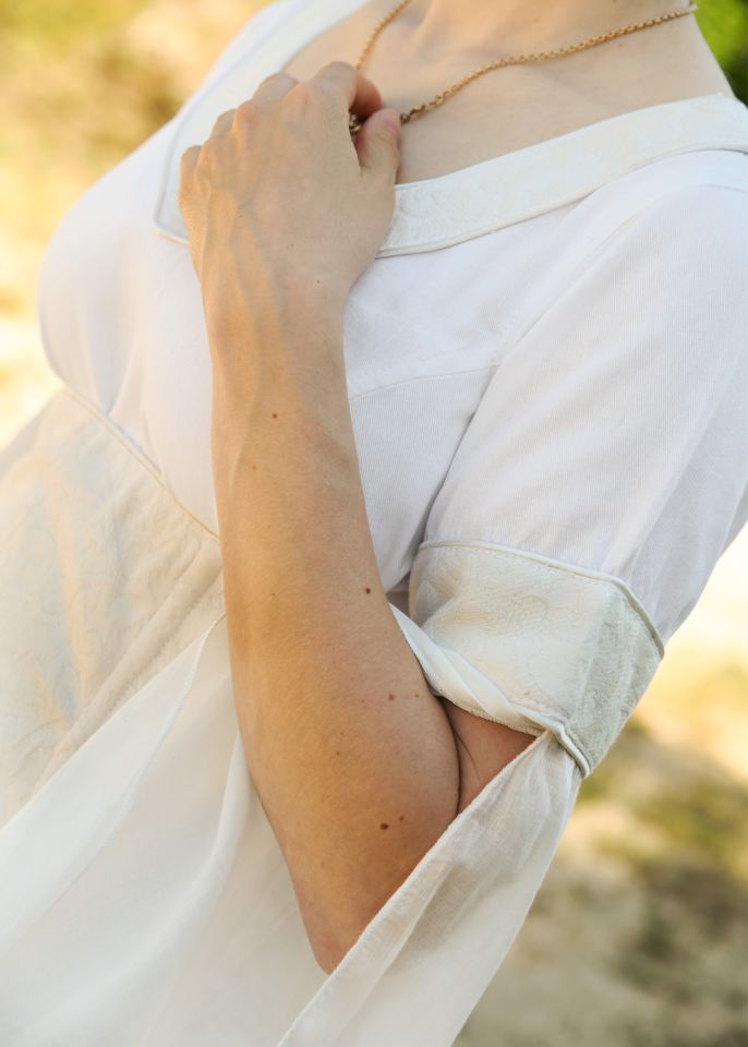 Robe médiévale de mariée avec corsage damassé 6
