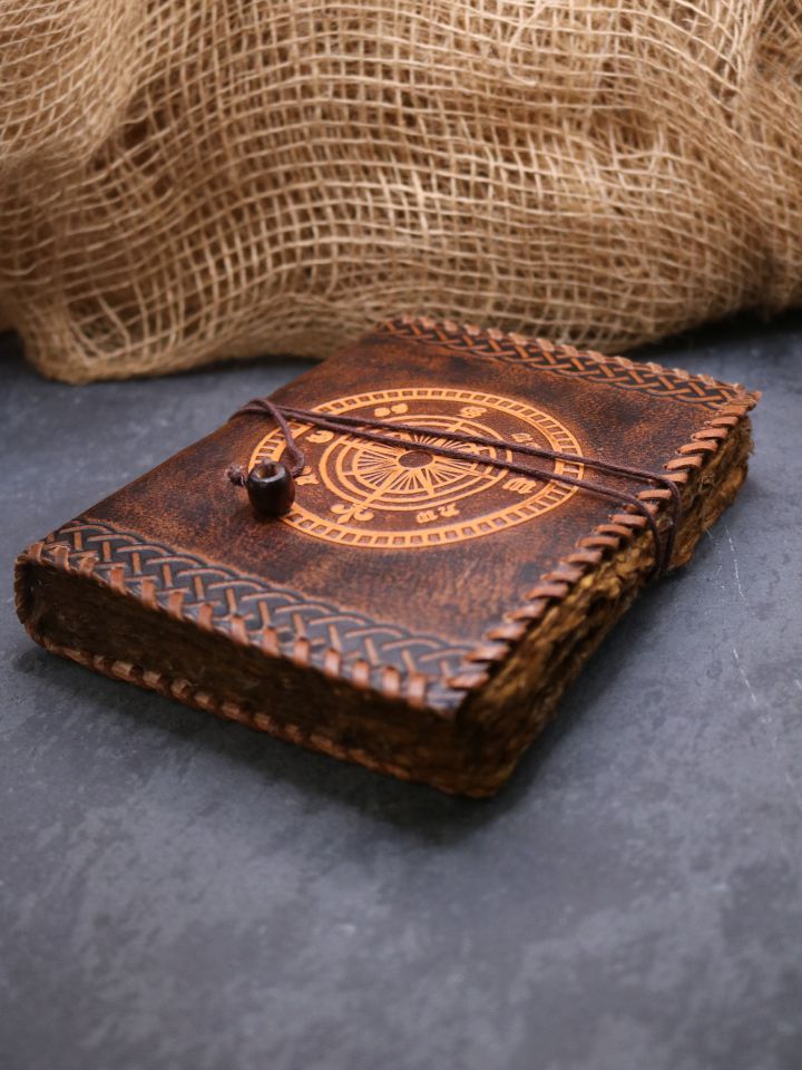 Livre en cuir ancien motif boussole 7