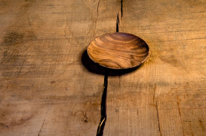 Lot de quatre assiettes plates en bois d'acacia 6