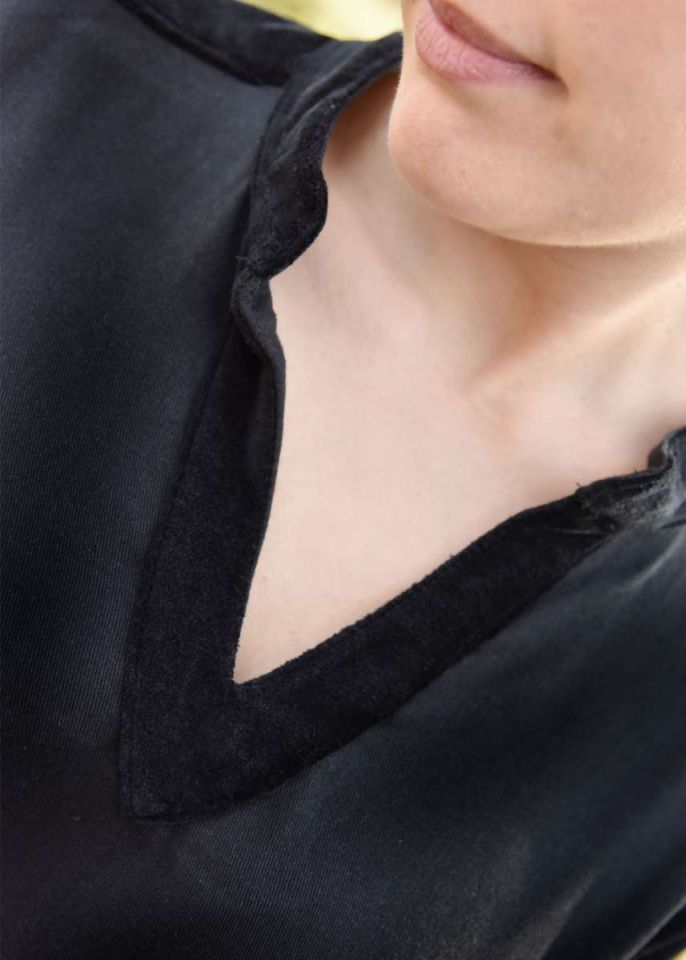 Robe médiévale Meira noire avec bordures en velours 8