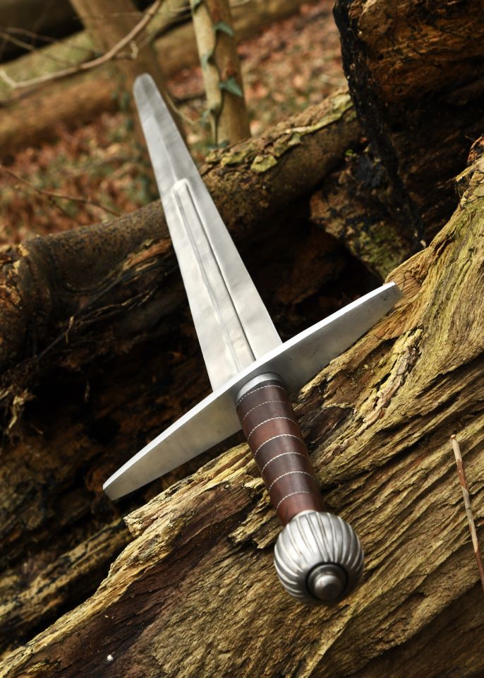 Longue épée avec fourreau 9