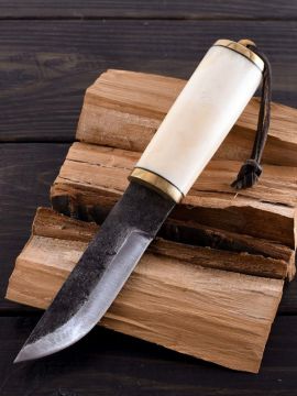 Couteau médiéval avec manche ne os et laiton