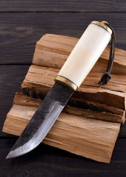 Couteau médiéval avec manche ne os et laiton